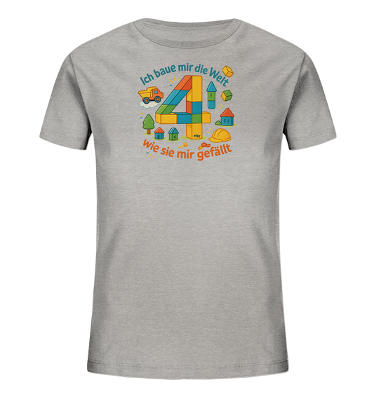 Onlineshop Shirts fuer Kinder - Das Bild zeigt ein hellgraues T-Shirt fuer Kinder mit einem farbenfrohen Aufdruck. Im Mittelpunkt steht eine grosse, aus bunten Bausteinen geformte Zahl '4'. Das Motiv wird ergaenzt durch Illustrationen von Haeusern, Baeumen, einem Baufahrzeug und einem Bauhelm, was ein verspieltes Bauthema darstellt. Oberhalb und unterhalb der Zahl ist ein Satz in Orange platziert, der sich auf das Bauen der Welt bezieht.