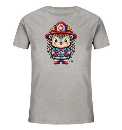Onlineshop Shirts fuer Kinder - Das Bild zeigt ein graues T-Shirt mit einer niedlichen Comic-Illustration eines Igels. Der Igel ist als Feuerwehrmann gekleidet, mit einem Helm, einer Uniform und Stiefeln. Die Illustration ist detailliert und farbenfroh, mit einem freundlichen Gesichtsausdruck des Igels. Dieses Design verleiht dem Shirt einen verspielten und thematischen Charakter.