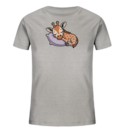 Onlineshop Shirts fuer Kinder - Das Bild zeigt ein hellgraues Kinder-T-Shirt. Auf der Vorderseite ist eine schlafende Baby-Giraffe auf einem lilafarbenen Kissen abgebildet. Die Giraffe hat geschlossene Augen und wirkt friedlich. Das verspielte Design ist kinderfreundlich und zentriert auf dem Oberteil platziert.