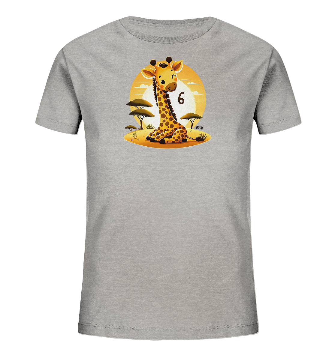 Onlineshop Shirts fuer Kinder - Das Bild zeigt ein hellgraues T-Shirt fuer Kinder mit einem niedlichen Motiv. Eine freundliche Cartoon-Giraffe sitzt vor einer stilisierten Savannenlandschaft mit Baeumen und Sonne. Neben der Giraffe ist die Zahl 6 zu sehen. Das Design wirkt froehlich und passend fuer Kinder.