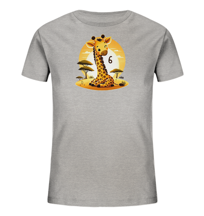 Onlineshop Shirts fuer Kinder - Das Bild zeigt ein hellgraues T-Shirt fuer Kinder mit einem niedlichen Motiv. Eine freundliche Cartoon-Giraffe sitzt vor einer stilisierten Savannenlandschaft mit Baeumen und Sonne. Neben der Giraffe ist die Zahl 6 zu sehen. Das Design wirkt froehlich und passend fuer Kinder.