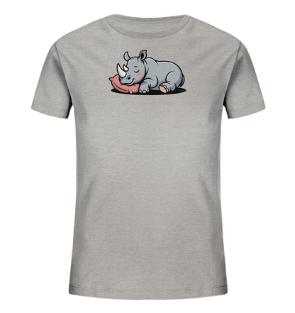 Onlineshop Shirts fuer Kinder - Das Bild zeigt ein hellgraues Kinder-T-Shirt mit einem niedlichen Tiermotiv auf der Vorderseite. Es ist ein Cartoon-Nashorn abgebildet, das friedlich auf einem rosafarbenen Kissen schlaeft. Das Design wirkt ruhig und ansprechend, ideal fuer Kinder. Die Farben sind sanft und harmonisch.