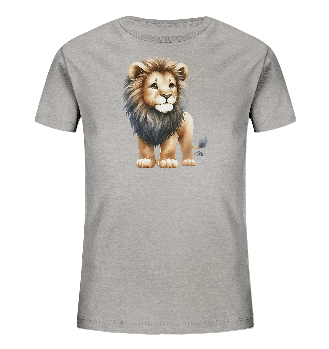 Onlineshop Shirts fuer Kinder - Das Bild zeigt ein hellgraues Kinder-T-Shirt mit einem niedlichen Aufdruck eines jungen Loewen auf der Vorderseite. Der kleine Loewe steht aufrecht, blickt zur Seite und hat eine flauschige Maehne. Das Motiv ist farbenfroh und detailliert im Stil einer Illustration gestaltet. Das T-Shirt praesentiert sich schlicht und einfarbig.