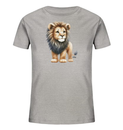 Onlineshop Shirts fuer Kinder - Das Bild zeigt ein hellgraues Kinder-T-Shirt mit einem niedlichen Aufdruck eines jungen Loewen auf der Vorderseite. Der kleine Loewe steht aufrecht, blickt zur Seite und hat eine flauschige Maehne. Das Motiv ist farbenfroh und detailliert im Stil einer Illustration gestaltet. Das T-Shirt praesentiert sich schlicht und einfarbig.