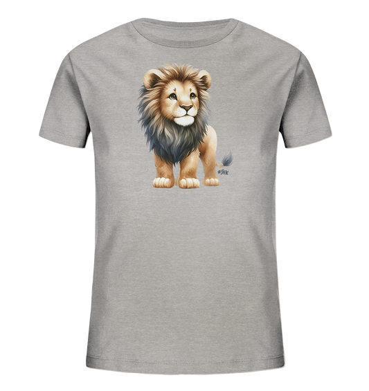 Onlineshop Shirts fuer Kinder - Das Bild zeigt ein hellgraues Kinder-T-Shirt mit einem niedlichen Aufdruck eines jungen Loewen auf der Vorderseite. Der kleine Loewe steht aufrecht, blickt zur Seite und hat eine flauschige Maehne. Das Motiv ist farbenfroh und detailliert im Stil einer Illustration gestaltet. Das T-Shirt praesentiert sich schlicht und einfarbig.