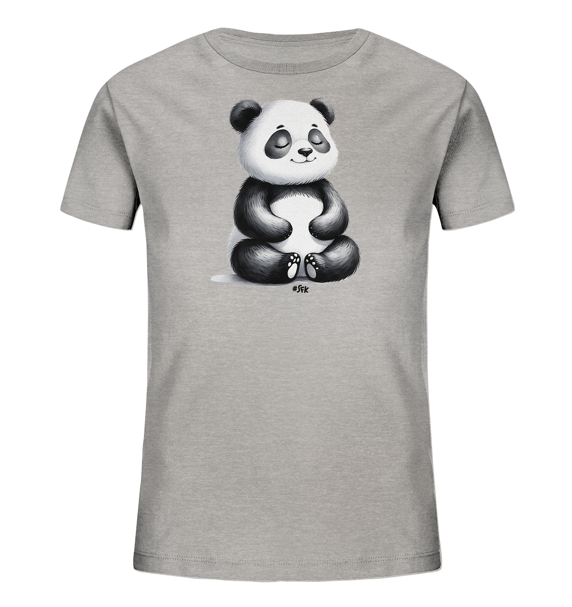 Onlineshop Shirts fuer Kinder - Das Bild zeigt ein graues Kinder-T-Shirt mit einem Motiv eines niedlichen Pandas. Der Panda sitzt in einer entspannten, fast meditativen Pose mit geschlossenen Augen und einem sanften Laecheln. Er ist in Schwarz-Weiss dargestellt und nimmt eine zentrale Position auf der Vorderseite des Shirts ein. Das Design wirkt beruhigend und charmant.