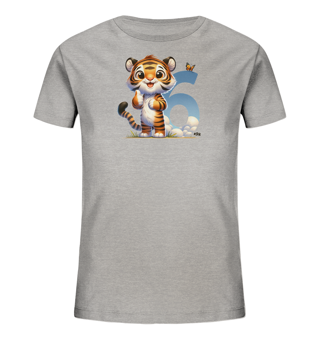 Onlineshop Shirts fuer Kinder - Das Bild zeigt ein graues Kinder-T-Shirt mit einem niedlichen, cartoonhaften Tigerjunges auf der Vorderseite. Der kleine Tiger steht laechelnd, gibt einen Daumen hoch und ist von einer verspielt gestalteten blauen Zahl '5' sowie kleinen Wolken umgeben. Eine kleine Schmetterlingsgrafik schwebt ueber der Zahl. Das Design wirkt froehlich und ansprechend fuer Kinder.