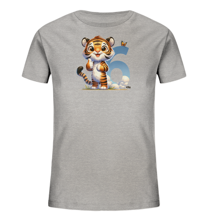 Onlineshop Shirts fuer Kinder - Das Bild zeigt ein graues Kinder-T-Shirt mit einem niedlichen, cartoonhaften Tigerjunges auf der Vorderseite. Der kleine Tiger steht laechelnd, gibt einen Daumen hoch und ist von einer verspielt gestalteten blauen Zahl '5' sowie kleinen Wolken umgeben. Eine kleine Schmetterlingsgrafik schwebt ueber der Zahl. Das Design wirkt froehlich und ansprechend fuer Kinder.
