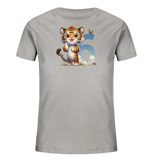 Onlineshop Shirts fuer Kinder - Das Bild zeigt ein graues Kinder-T-Shirt mit einem niedlichen, cartoonhaften Tigerjunges auf der Vorderseite. Der kleine Tiger steht laechelnd, gibt einen Daumen hoch und ist von einer verspielt gestalteten blauen Zahl '5' sowie kleinen Wolken umgeben. Eine kleine Schmetterlingsgrafik schwebt ueber der Zahl. Das Design wirkt froehlich und ansprechend fuer Kinder.