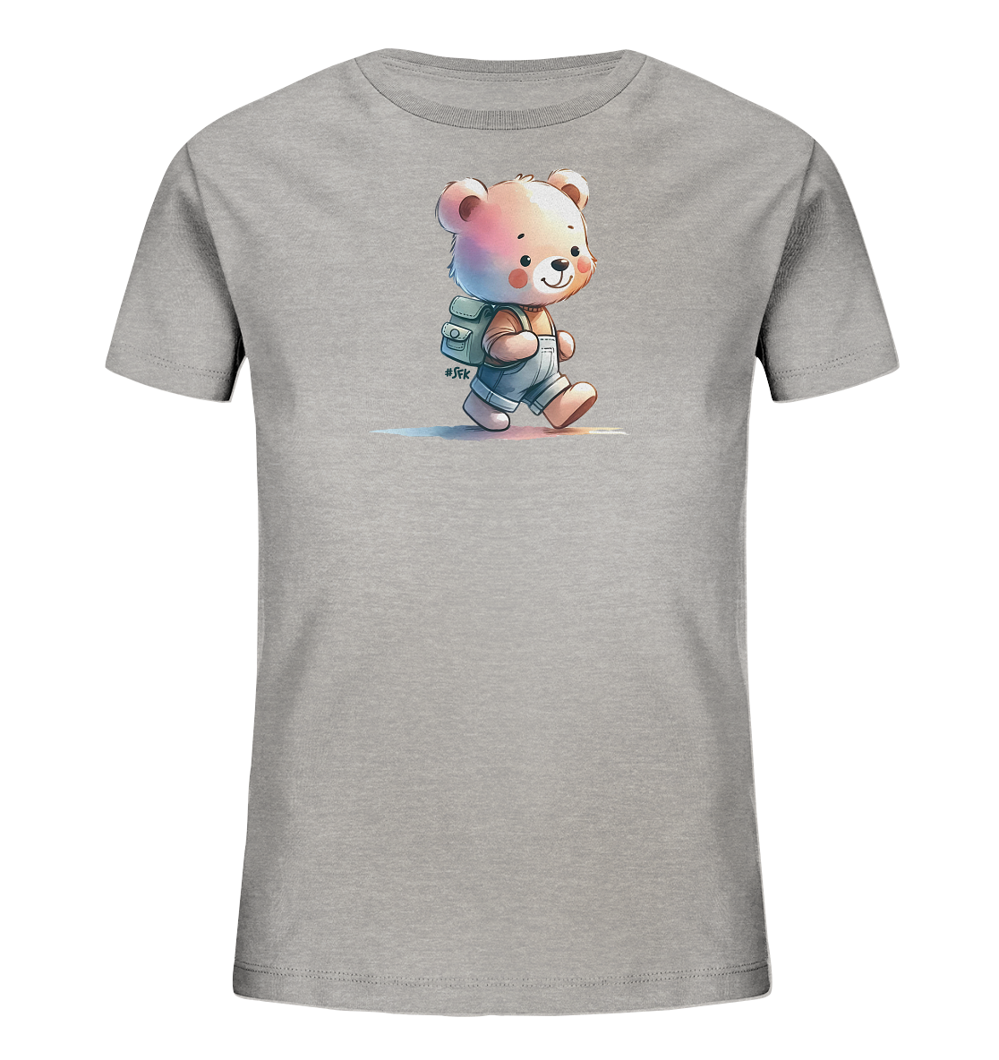Onlineshop Shirts für Kinder - Das Bild zeigt ein hellgraues Kinder-T-Shirt mit einer freundlichen, cartoonhaften Illustration. Im Zentrum des Shirts ist ein kleiner Bär abgebildet, der Overalls und einen Rucksack trägt und gerade läuft. Das Design des Bären ist farblich leicht akzentuiert und er hat einen lächelnden Ausdruck. Am Rucksack befindet sich ein kleines Hashtag "#Sfk", und unter dem Bär sind leichte Farbakzente sichtbar.