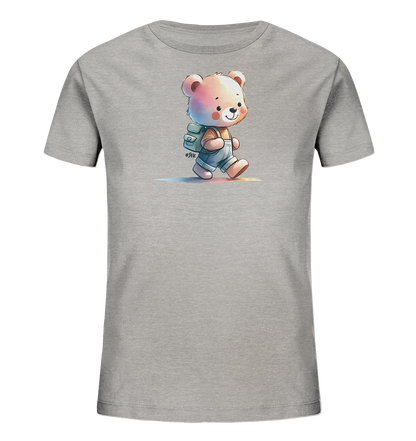 Onlineshop Shirts für Kinder - Das Bild zeigt ein hellgraues Kinder-T-Shirt mit einer freundlichen, cartoonhaften Illustration. Im Zentrum des Shirts ist ein kleiner Bär abgebildet, der Overalls und einen Rucksack trägt und gerade läuft. Das Design des Bären ist farblich leicht akzentuiert und er hat einen lächelnden Ausdruck. Am Rucksack befindet sich ein kleines Hashtag "#Sfk", und unter dem Bär sind leichte Farbakzente sichtbar.
