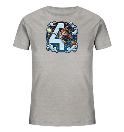 Onlineshop Shirts fuer Kinder - Dieses graue Kinder-T-Shirt zeigt eine farbenfrohe Grafik auf der Vorderseite. Eine freundliche Zeichentrick-Hexe fliegt auf einem Besen vor einer grossen, blauen Zahl 4. Um sie herum sind verspielte Elemente wie Wolken, Sterne, Fledermaeuse und ein Mond oder eine Flasche abgebildet. Das Design hat eine magische oder Halloween-Thematik und wirkt sehr lebhaft.