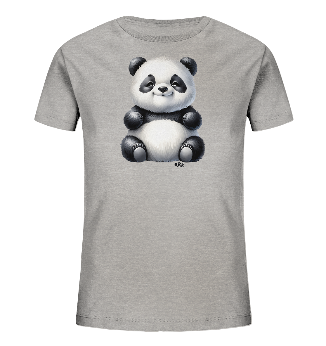 Onlineshop Shirts fuer Kinder - Das Bild zeigt ein graues T-Shirt fuer Kinder. Auf der Vorderseite ist eine detaillierte Illustration eines sitzenden Baby-Pandas zu sehen. Der Panda hat schwarze Fellstellen um die Augen und Ohren und blickt freundlich laechelnd nach vorn. Die Darstellung des Pandas wirkt flauschig und realistisch gestaltet.