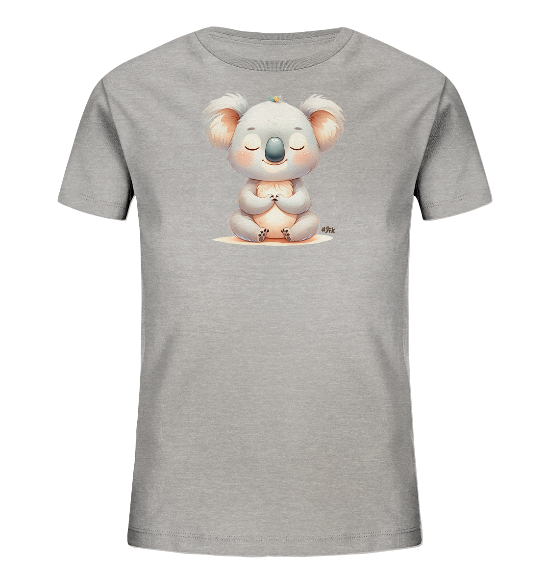 Onlineshop Shirts fuer Kinder - Das Bild zeigt ein graues Kinder-T-Shirt mit einer niedlichen Illustration eines meditierenden Koalas auf der Vorderseite. Der Koala sitzt mit geschlossenen Augen und gefalteten Pfoten auf einer hellen Flaeche, waehrend ein kleiner Vogel auf seinem Kopf sitzt. Das Design wirkt ruhig und freundlich. Es ist ein suesses Motiv fuer ein Kinder-Shirt.