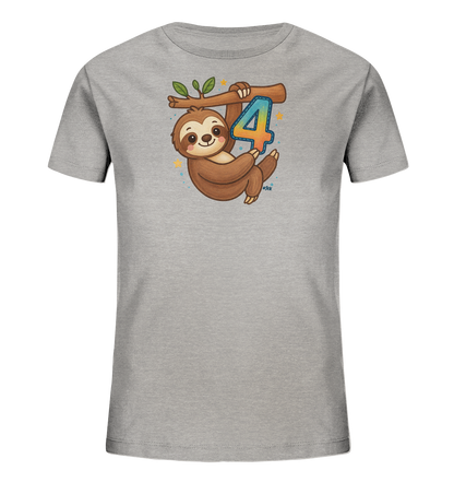 Onlineshop Shirts fuer Kinder - Das Bild zeigt ein hellgraues Kinder-T-Shirt mit einer Illustration eines Faultiers. Das Faultier haengt laechelnd an einem Ast mit gruenen Blaettern. In seinen Pfoten haelt es die Zahl '4', die in leuchtenden Farben wie Blau, Gruen, Gelb und Orange gestaltet ist. Kleine Sterne und Blasen umgeben das Faultier und die Zahl.