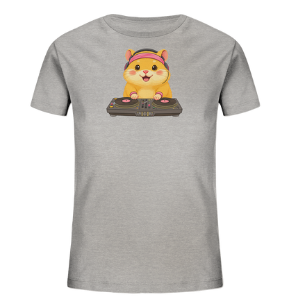 Onlineshop Shirts fuer Kinder - Das Bild zeigt ein graues Kinder-T-Shirt mit einem niedlichen Cartoon-Hamster auf der Vorderseite. Der Hamster traegt pinke Kopfhoerer und ist hinter einem DJ-Pult mit Plattenspielern platziert. Das Design verleiht dem Shirt einen froehlichen und musikalischen Charakter.