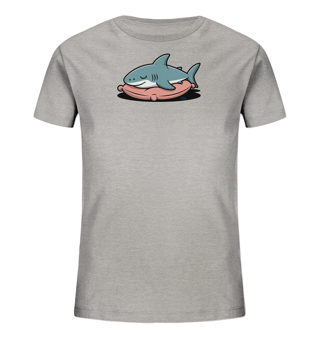 Onlineshop Shirts fuer Kinder - Das Bild zeigt ein hellgraues Kinder-T-Shirt. Auf der Vorderseite ist ein cartoonartiger, schlafender Hai abgebildet. Der Hai ist hellblau und liegt gemuetlich mit geschlossenen Augen auf einem rosafarbenen Kissen. Das Motiv wirkt friedlich und verspielt, passend fuer Kinder.