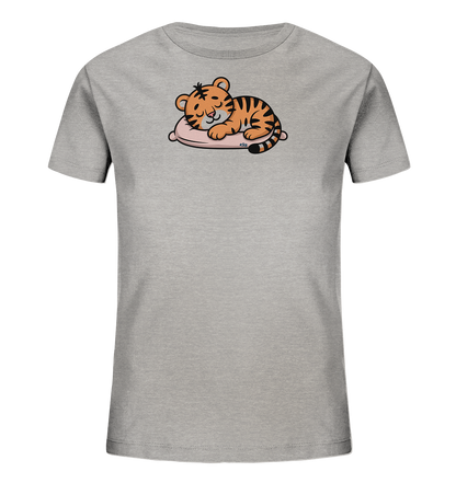 Onlineshop Shirts fuer Kinder - Das Bild zeigt ein hellgraues Kinder-T-Shirt mit einem zentralen Frontdruck. Dieser zeigt einen schlafenden Tiger mit orange-schwarzem Fell, der auf einem rosafarbenen Kissen liegt. Der Tiger ist mit geschlossenen Augen und einem ruhigen Gesichtsausdruck dargestellt. Das Design bietet eine harmonische und sanfte Tierillustration.