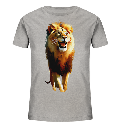 Onlineshop Shirts fuer Kinder - Das Bild zeigt ein graues T-Shirt fuer Kinder mit einem eindrucksvollen Loewenmotiv auf der Vorderseite. Der Loewe ist in einer realistischen, kuenstlerischen Darstellung zu sehen, wie er mit offenem Maul und kraeftiger Maehne nach vorne blickt. Die warmen Brauntoene des Loewen heben sich gut vom hellgrauen Stoff ab. Dieses Design verleiht dem Shirt einen starken und mutigen Look.