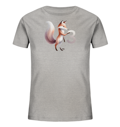 Onlineshop Shirts fuer Kinder - Das Bild zeigt ein graues Kinder-T-Shirt mit einem niedlichen Fuchsmotiv. Der Fuchs steht aufrecht und haelt die Pfote an die grosse Zahl '3'. Das Design ist verspielt und farbenfroh, mit einem flauschigen Schwanz in warmen Farbtoenen. Es ist ein lustiges und ansprechendes Design fuer Kinder.
