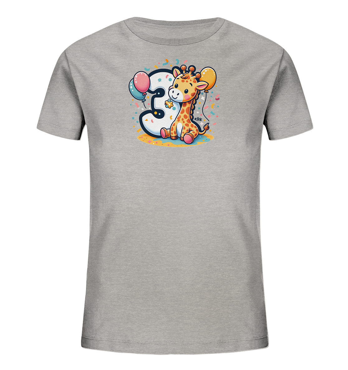 Onlineshop Shirts fuer Kinder - Das Bild zeigt ein hellgraues Kinder-T-Shirt mit einem froehlichen Aufdruck auf der Vorderseite. Das Design umfasst eine niedliche Cartoon-Giraffe, die neben einer grossen Zahl '3' sitzt. Die Zahl ist weiss mit farbigen Elementen gefuellt und wird von Ballons in Rosa und Gelb begleitet. Bunte Punkte und Konfetti umrahmen das gesamte Motiv.