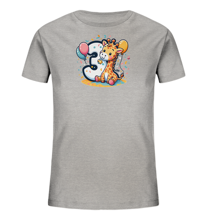 Onlineshop Shirts fuer Kinder - Das Bild zeigt ein hellgraues Kinder-T-Shirt mit einem froehlichen Aufdruck auf der Vorderseite. Das Design umfasst eine niedliche Cartoon-Giraffe, die neben einer grossen Zahl '3' sitzt. Die Zahl ist weiss mit farbigen Elementen gefuellt und wird von Ballons in Rosa und Gelb begleitet. Bunte Punkte und Konfetti umrahmen das gesamte Motiv.