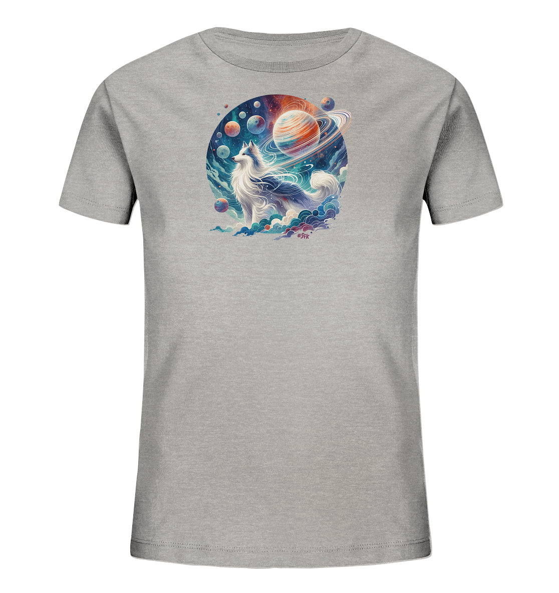 Onlineshop Shirts fuer Kinder - Das Bild zeigt ein hellgraues T-Shirt fuer Kinder. Auf der Vorderseite befindet sich ein fantasievolles, rundes Motiv. Es zeigt ein weisses Tier, das auf Wolken vor einer Darstellung des Weltraums mit Planeten steht. Das Design hat einen mystischen, kosmischen Stil.