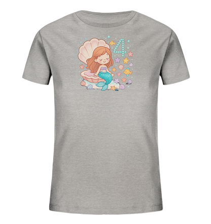 Onlineshop Shirts fuer Kinder - Das Bild zeigt ein graues Kinder-T-Shirt mit einem niedlichen Motiv einer Meerjungfrau. Die Meerjungfrau sitzt in einer Muschel und ist umgeben von Seesternen, Muscheln und Blasen. Über ihr ist die Zahl 4 in blauen Punkten dargestellt. Das Design hat einen froehlichen und vertraeumten Unterwasser-Charakter.