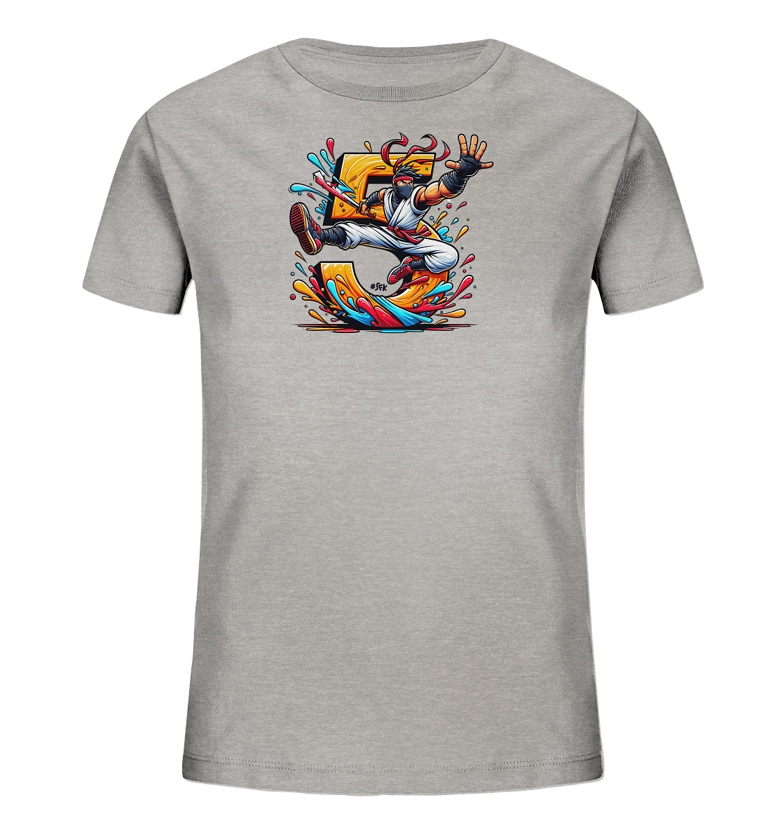 Onlineshop Shirts fuer Kinder - Das Bild zeigt ein graues Kinder-T-Shirt mit einem grossen, gelben Schriftzug der Zahl Fuenf. Ein Cartoon-Charakter in einer dynamischen Sprungpose durchquert die Zahl. Um das Motiv herum sind bunte Farbspritzer in Blau, Rot und Gelb zu sehen, die Bewegung und Energie vermitteln. Dieses Design ist farbenfroh und actionreich.
