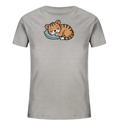 Onlineshop Shirts fuer Kinder - Das Bild zeigt ein hellgraues Kinder-T-Shirt mit einem niedlichen Motiv eines schlafenden Tigerbabys. Das Tigerbaby liegt auf einem kleinen, blauen Kissen, die Augen sind geschlossen und es hat einen sanften Ausdruck. Die Illustration ist farbenfroh und detailreich, mit den charakteristischen Streifen des Tieres. Das Design verleiht dem Shirt einen ruhigen und suessen Charakter.