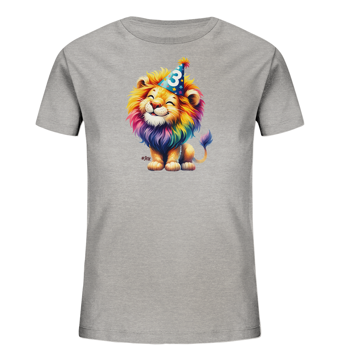 Onlineshop Shirts fuer Kinder - Das Bild zeigt ein hellgraues T-Shirt fuer Kinder mit einem freundlichen, cartoonartigen Loewen als Motiv. Der Loewe hat eine farbenfrohe, regenbogenfarbene Maehne und traegt einen Partyhut mit der grossen Zahl Drei und Sternen. Das Design ist auf der Vorderseite platziert und wirkt froehlich und verspielt.