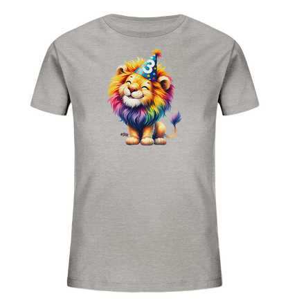 Onlineshop Shirts fuer Kinder - Das Bild zeigt ein hellgraues T-Shirt fuer Kinder mit einem freundlichen, cartoonartigen Loewen als Motiv. Der Loewe hat eine farbenfrohe, regenbogenfarbene Maehne und traegt einen Partyhut mit der grossen Zahl Drei und Sternen. Das Design ist auf der Vorderseite platziert und wirkt froehlich und verspielt.
