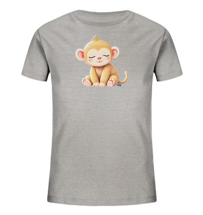 Onlineshop Shirts fuer Kinder - Das Bild zeigt ein hellgraues Kinder-T-Shirt mit einem niedlichen, sitzenden Affenmotiv auf der Vorderseite. Der Affe ist in sanften Brauntoenen gehalten, hat geschlossene Augen und einen friedlichen Gesichtsausdruck. Sein froehliches Aussehen wird durch rosa Wangen und Ohren betont. Das Design verleiht dem Shirt einen verspielten und charmanten Charakter.