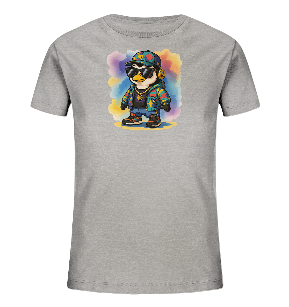 Onlineshop Shirts fuer Kinder - Das Bild zeigt ein hellgraues Kinder-T-Shirt mit einem farbenfrohen Motiv. Abgebildet ist ein Pinguin in stylischer Kleidung, bestehend aus Sonnenbrille, Muetze, Kopfhoerern, bunter Jacke und Goldkette. Er steht vor einem abstrakten Hintergrund aus bunten Aquarellflecken. Das Design wirkt modern und verspielt.