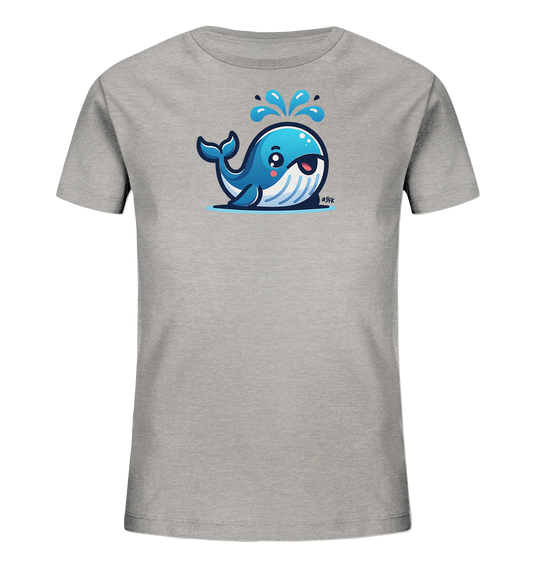 Onlineshop Shirts fuer Kinder - Dieses Bild zeigt ein graues T-Shirt fuer Kinder. Auf der Vorderseite ist eine niedliche Illustration eines blauen Wals abgebildet. Der Cartoon-Wal spritzt Wasser aus seinem Blasloch und hat ein froehliches Gesicht. Das Design ist einfach und kinderfreundlich gestaltet.