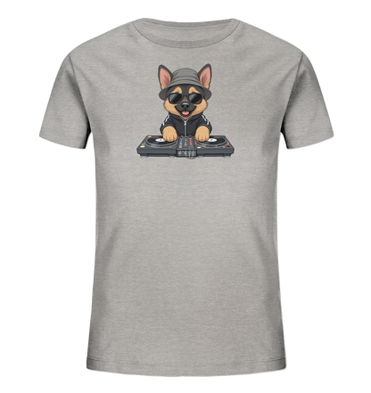 Onlineshop Shirts fuer Kinder - Das Bild zeigt ein hellgraues Kinder-T-Shirt mit einem einzigartigen Aufdruck. Darauf ist ein cartoonartiger Hund mit Sonnenbrille und Hut zu sehen, der an einem DJ-Mischpult steht. Der Hund traegt eine Jacke mit Streifen und hat ein froehliches Aussehen. Das Design verleiht dem Shirt einen laessigen und modernen Stil.