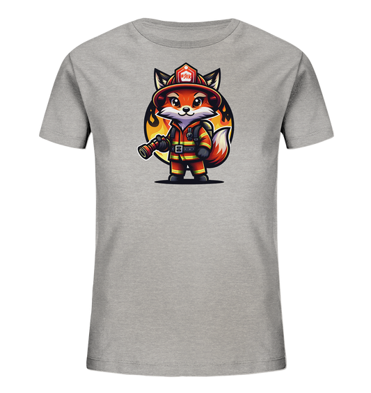 Onlineshop Shirts fuer Kinder - Dieses T-Shirt zeigt ein entzueckendes Fuchsmotiv, das als Feuerwehrmann gekleidet ist. Der Fuchs traegt eine rote Uniform, einen passenden Helm und haelt einen Feuerwehrschlauch. Hinter ihm ist ein orange-gelbes Feuermotiv in einem dunklen Kreis zu sehen. Die Illustration ist im charmanten Comic-Stil gehalten und wirkt heldenhaft.