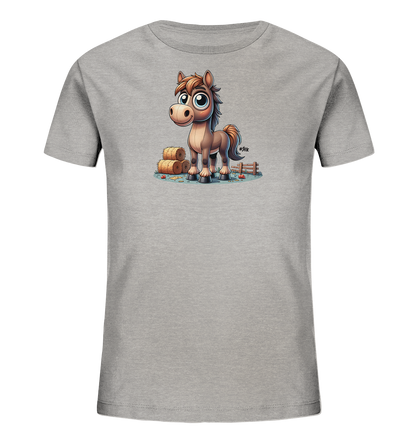 Onlineshop Shirts fuer Kinder - Das Bild zeigt ein hellgraues Kinder-T-Shirt mit einer niedlichen Comic-Darstellung eines braunen Pferdes auf der Vorderseite. Das Pferd steht in einer laendlichen Szene mit Heuballen und einem Holzzaun im Hintergrund. Diese Grafik verleiht dem Shirt einen verspielten und froehlichen Look, ideal fuer kleine Tierfreunde.