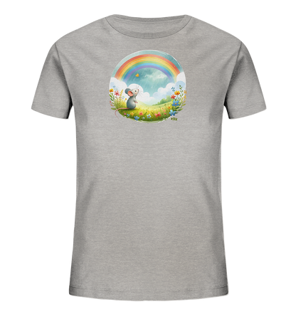 Onlineshop Shirts fuer Kinder - Das Bild zeigt ein graues Kinder-T-Shirt mit einer runden Grafik auf der Vorderseite. Die Grafik zeigt eine niedliche Maus in einem farbenfrohen Blumenfeld unter einem Regenbogen und bewoelktem Himmel. Ein Schmetterling fliegt in der Naehe der Maus. Das Design wirkt froehlich und naturverbunden.