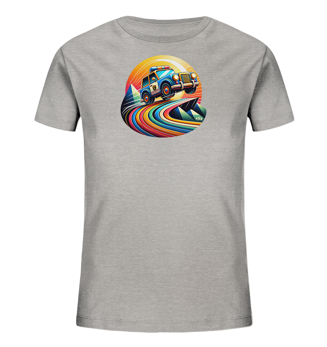 Onlineshop Shirts fuer Kinder - Das Bild zeigt ein hellgraues Kinder T-Shirt mit einem farbenfrohen Grafikdruck. Der Druck zeigt ein stilisiertes blaues Polizeiauto in der Luft. Es faehrt ueber eine dynamische, mehrfarbige Bahn, umgeben von geometrischen Bergen und einem leuchtenden Himmel. Das Design wirkt energiegeladen und verspielt.
