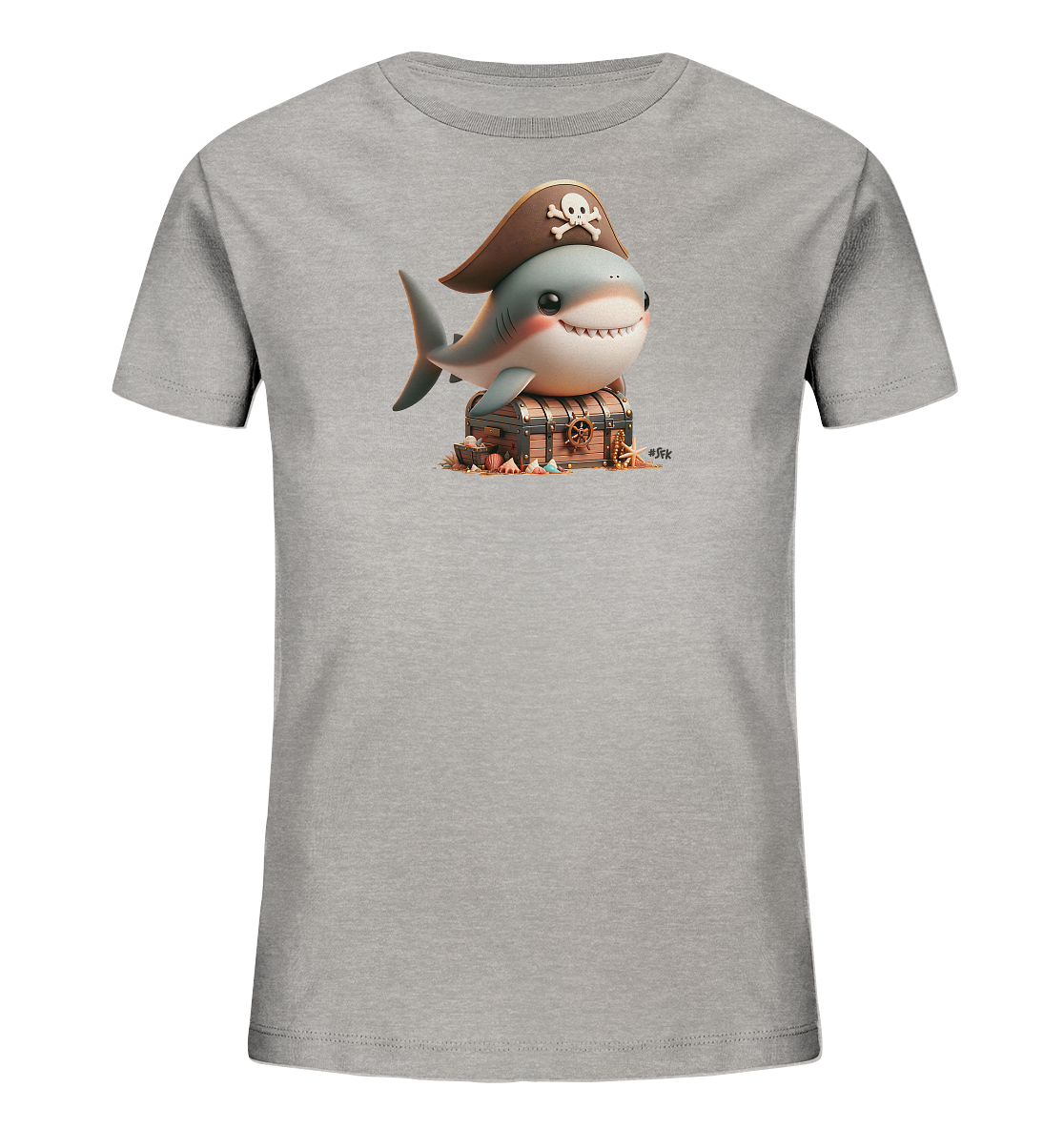 Onlineshop Shirts fuer Kinder - Das Bild zeigt ein graues Kinder-T-Shirt mit einem niedlichen Motiv eines Piratenhais auf der Vorderseite. Der freundlich laechelnde Hai traegt einen Piratenhut mit Totenkopf und sitzt auf einer hoelzernen Schatztruhe. Die Szene ist von Sand, Muscheln und Goldstuecken umgeben. Dieses detailreiche Design verleiht dem Shirt einen abenteuerlichen und verspielten Charakter.