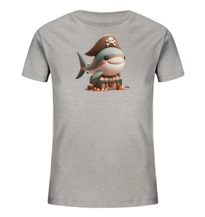 Onlineshop Shirts fuer Kinder - Das Bild zeigt ein graues Kinder-T-Shirt mit einem niedlichen Motiv eines Piratenhais auf der Vorderseite. Der freundlich laechelnde Hai traegt einen Piratenhut mit Totenkopf und sitzt auf einer hoelzernen Schatztruhe. Die Szene ist von Sand, Muscheln und Goldstuecken umgeben. Dieses detailreiche Design verleiht dem Shirt einen abenteuerlichen und verspielten Charakter.
