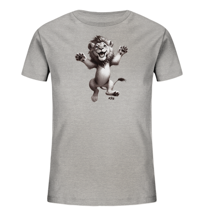 Onlineshop Shirts fuer Kinder - Das Bild zeigt ein hellgraues Kinder-T-Shirt mit einer Illustration eines cartoonhaften Loewen auf der Vorderseite. Der Loewe ist in einer froehlichen, springenden Pose dargestellt, mit ausgestreckten Armen und einem breiten Laecheln. Die detailreiche Illustration ist in Grautoenen gehalten und verleiht dem Shirt einen verspielten und energiegeladenen Look. Das Design ist zentral auf dem Shirt positioniert.