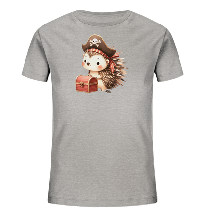 Onlineshop Shirts fuer Kinder - Das Bild zeigt ein graues Kinder-T-Shirt mit einem niedlichen Motiv eines Igels im Piratenkostuem. Der Igel traegt einen Piratenhut mit Totenkopf und haelt eine kleine Schatztruhe in seinen Pfoten. Das verspielte Design umfasst warme Brauntoene, rote Akzente und ist ideal fuer kleine Abenteurer.
