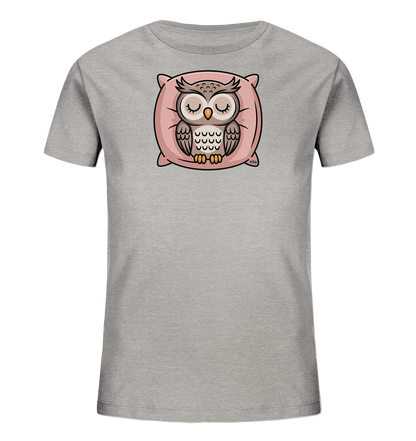 Onlineshop Shirts fuer Kinder - Das Bild zeigt ein hellgraues Kinder-T-Shirt. Auf der Vorderseite befindet sich eine niedliche Illustration einer schlafenden Eule. Die Eule liegt mit geschlossenen Augen gemuetlich auf einem weichen, rosafarbenen Kissen. Das Design wirkt beruhigend und ist ansprechend fuer Kinder.