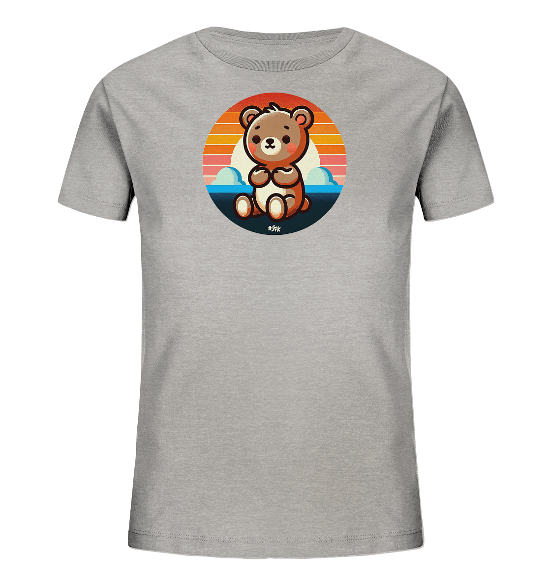 Onlineshop Shirts fuer Kinder - Das Bild zeigt ein graues Kinder T-Shirt mit einem runden Grafikmotiv auf der Vorderseite. Das Motiv stellt einen niedlichen, cartoonhaften Baeren dar, der vor einem farbigen Sonnenuntergang sitzt. Unter dem Baeren und dem Sonnenuntergang sind blaue Wasser und weisse Wolken im Stil einer Landschaft zu sehen. Das Design wirkt verspielt und naturbezogen.