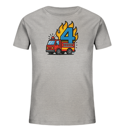 Onlineshop Shirts fuer Kinder - Das Bild zeigt ein hellgraues Kinder-T-Shirt mit einem farbenfrohen Aufdruck auf der Vorderseite. Der Druck zeigt ein rotes Feuerwehrauto im Cartoon-Stil. Aus dem oberen Teil des Fahrzeugs ragt eine grosse, blaue Zahl '4' empor, umgeben von gelb-orangen Flammen. Das Design ist lebhaft und thematisch passend fuer junge Feuerwehrfans.