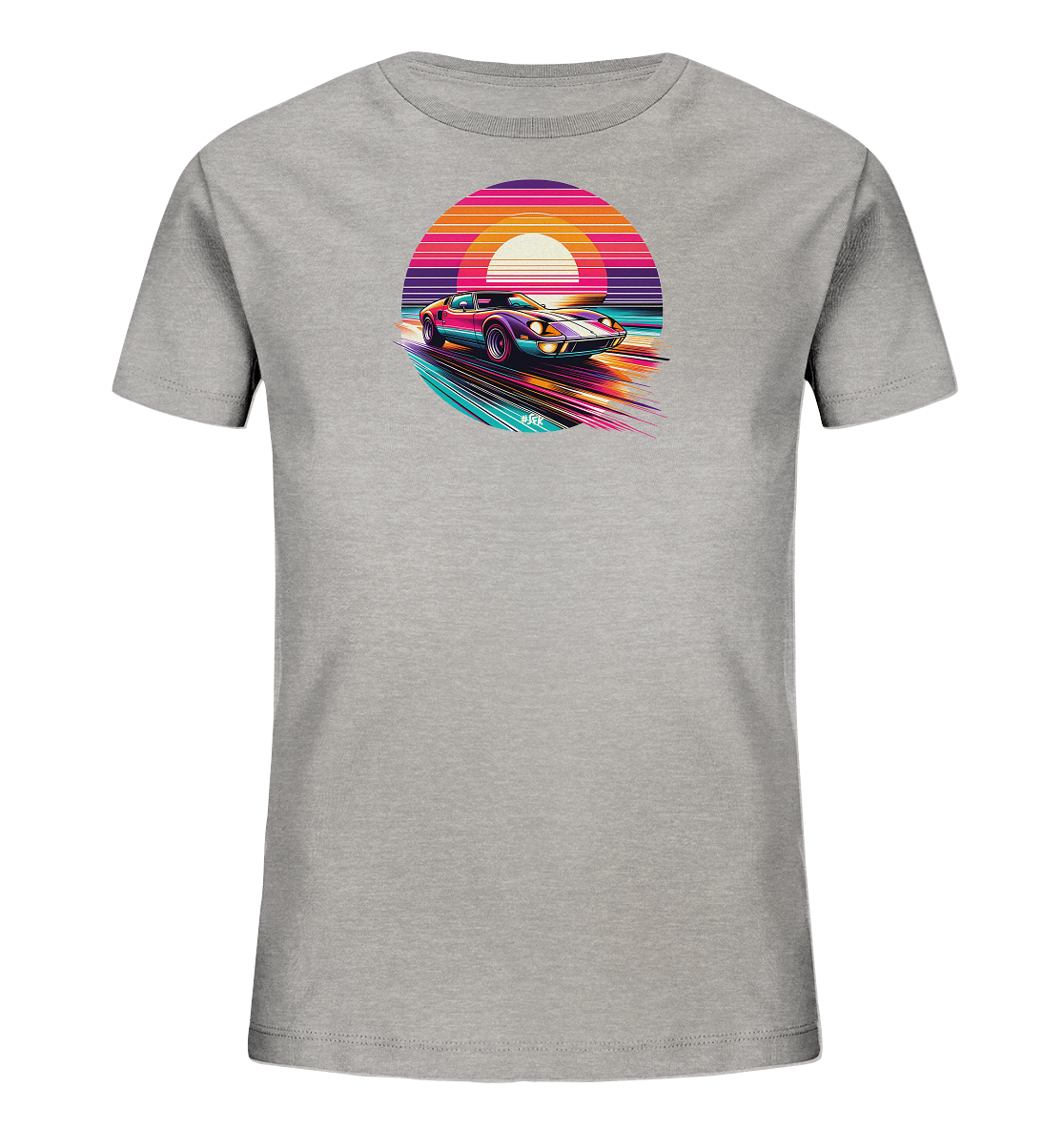 Onlineshop Shirts fuer Kinder - Dieses graue Kinder-T-Shirt zeigt eine dynamische Illustration eines Sportwagens im Retro-Stil. Das Auto faehrt schnell vor einem stilisierten Sonnenuntergang mit horizontalen Farbstreifen. Die Grafik ist in lebendigen Farbtoenen wie Pink, Orange und Blau gehalten und vermittelt ein Gefuehl von Geschwindigkeit und Bewegung.