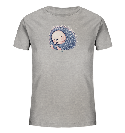 Onlineshop Shirts fuer Kinder - Das Bild zeigt ein hellgraues Kinder-T-Shirt. Auf der Vorderseite ist eine niedliche Illustration eines schlafenden Igels zu sehen, der sich friedlich eingerollt hat. Der Igel hat blaeulich-graue Stacheln und zarte rosa Akzente, umgeben von kleinen Glitzerpartikeln. Das Design wirkt beruhigend und liebevoll, perfekt fuer junge Kinder.