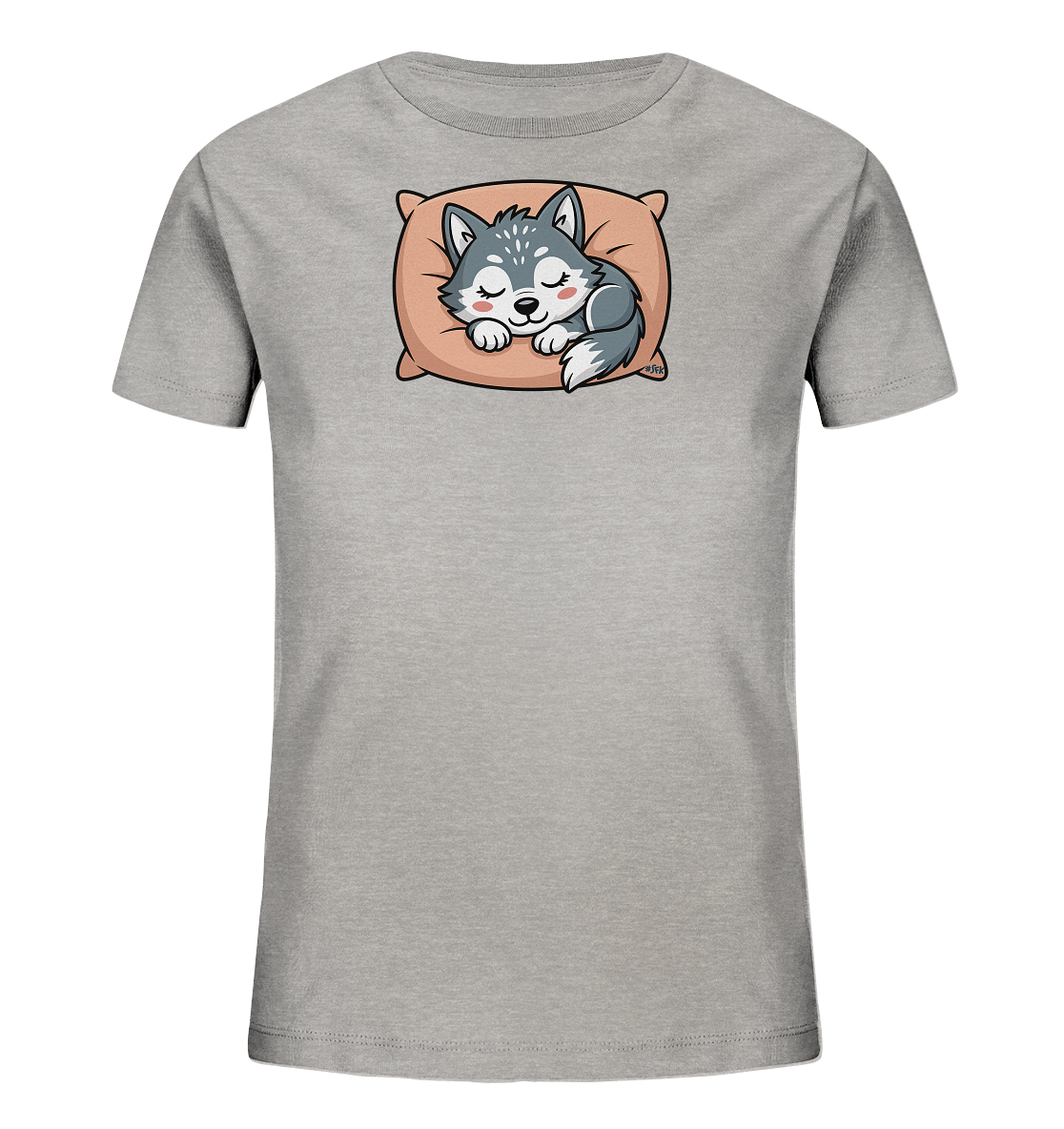 Onlineshop Shirts fuer Kinder - Das Bild zeigt ein hellgraues Kinder-T-Shirt mit einem niedlichen Aufdruck. Darauf zu sehen ist ein schlafender Wolfswelpe, der gemuetlich auf einem orangefarbenen Kissen liegt. Der Welpe hat geschlossene Augen und rosige Wangen, was ihm ein friedliches Aussehen verleiht. Das Design wirkt verspielt und liebevoll.